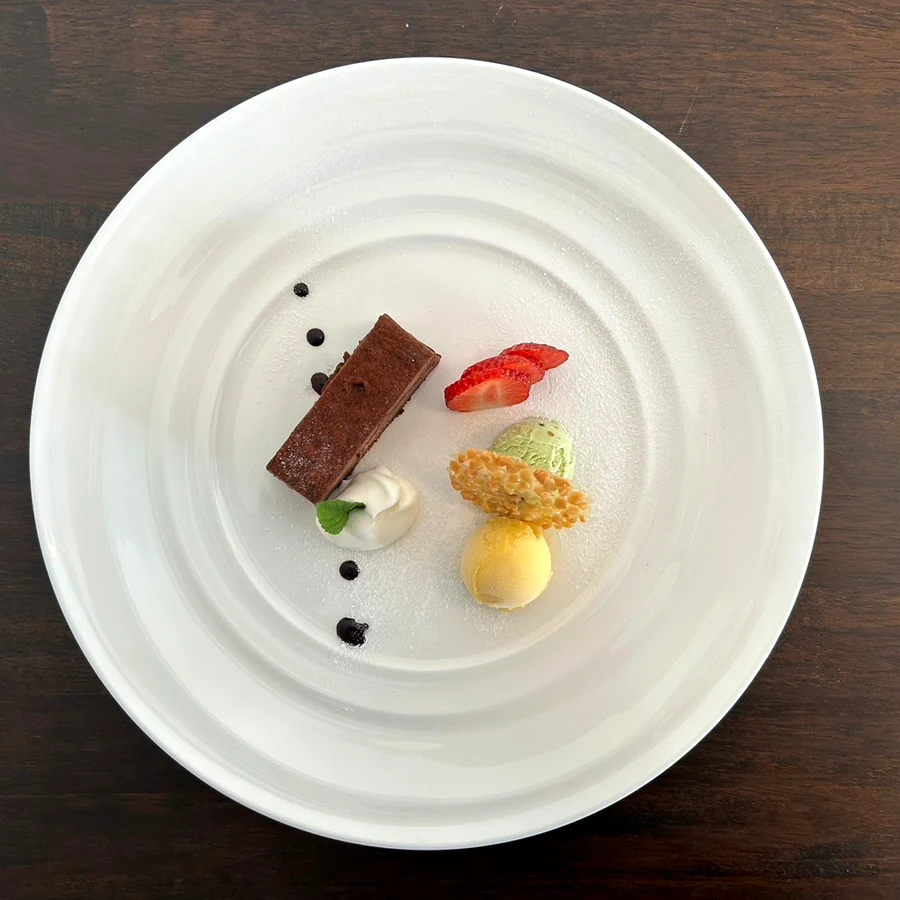 チョコレートとフルーツを盛り付けたドルチェ