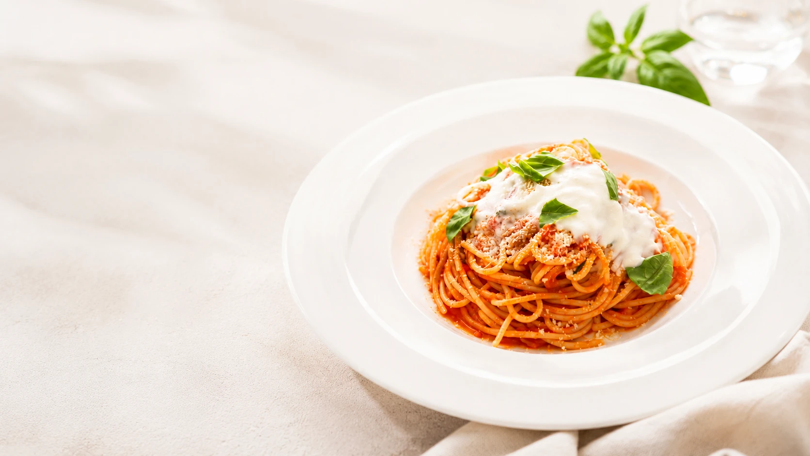 トマトソースとチーズ、バジルを合わせたパスタ
