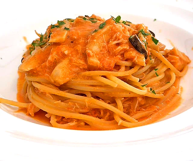 ズワイガニを使ったトマトクリームソースパスタ