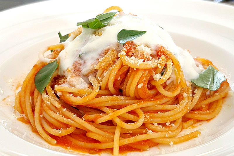 とろ～りチーズをかけたトマトソーススパゲッティ